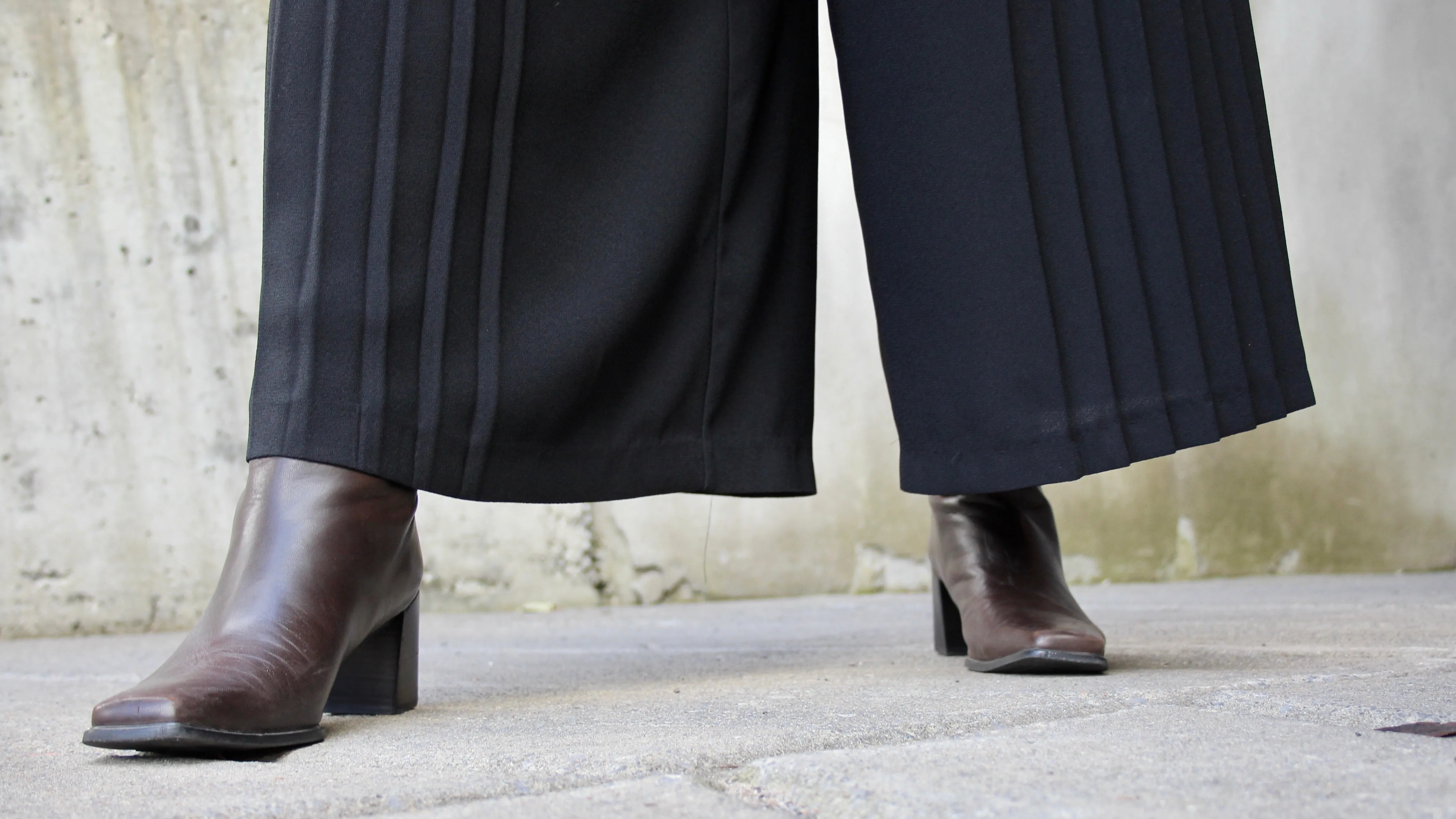 90s Black Pleated Culottes 30-37"