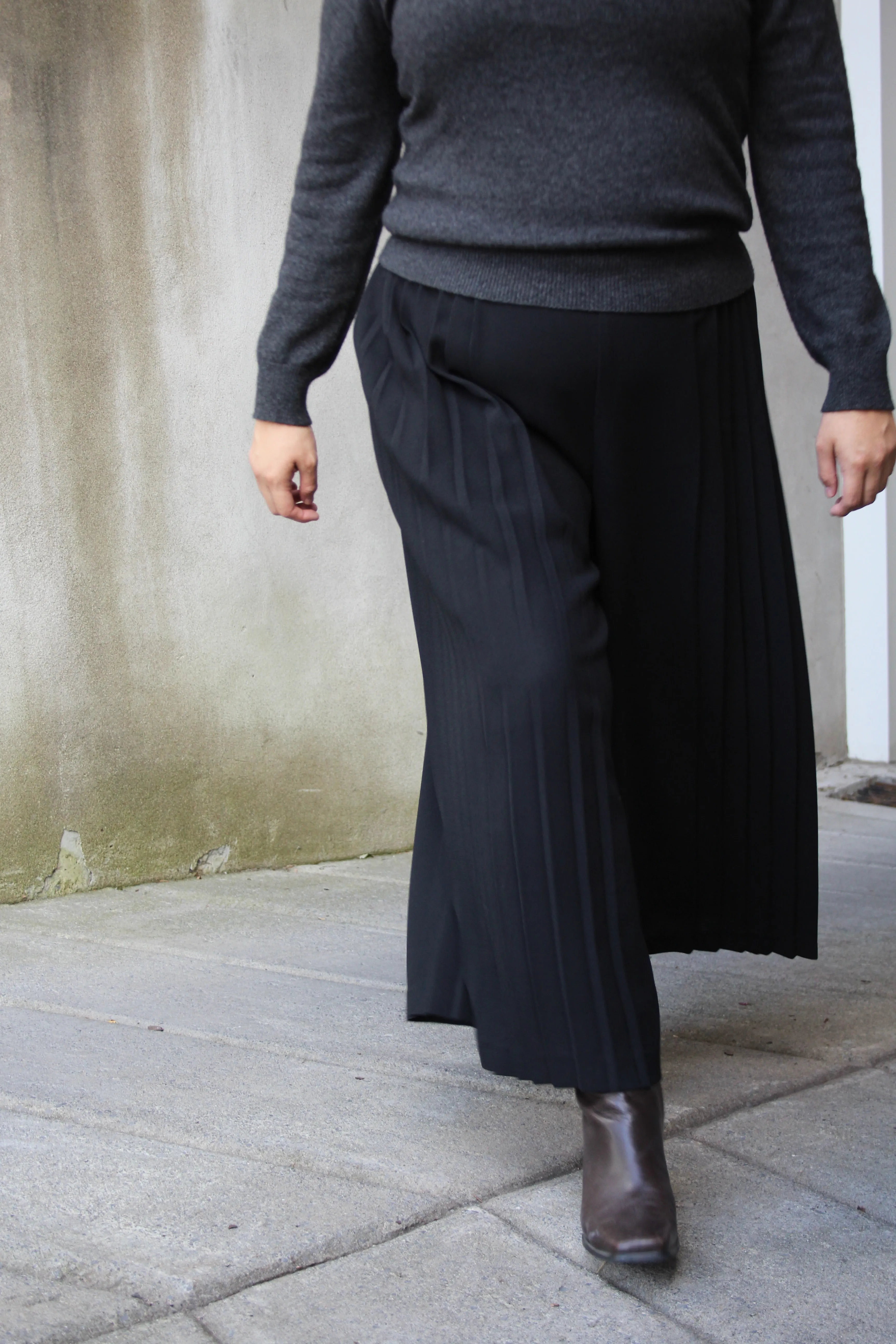 90s Black Pleated Culottes 30-37"