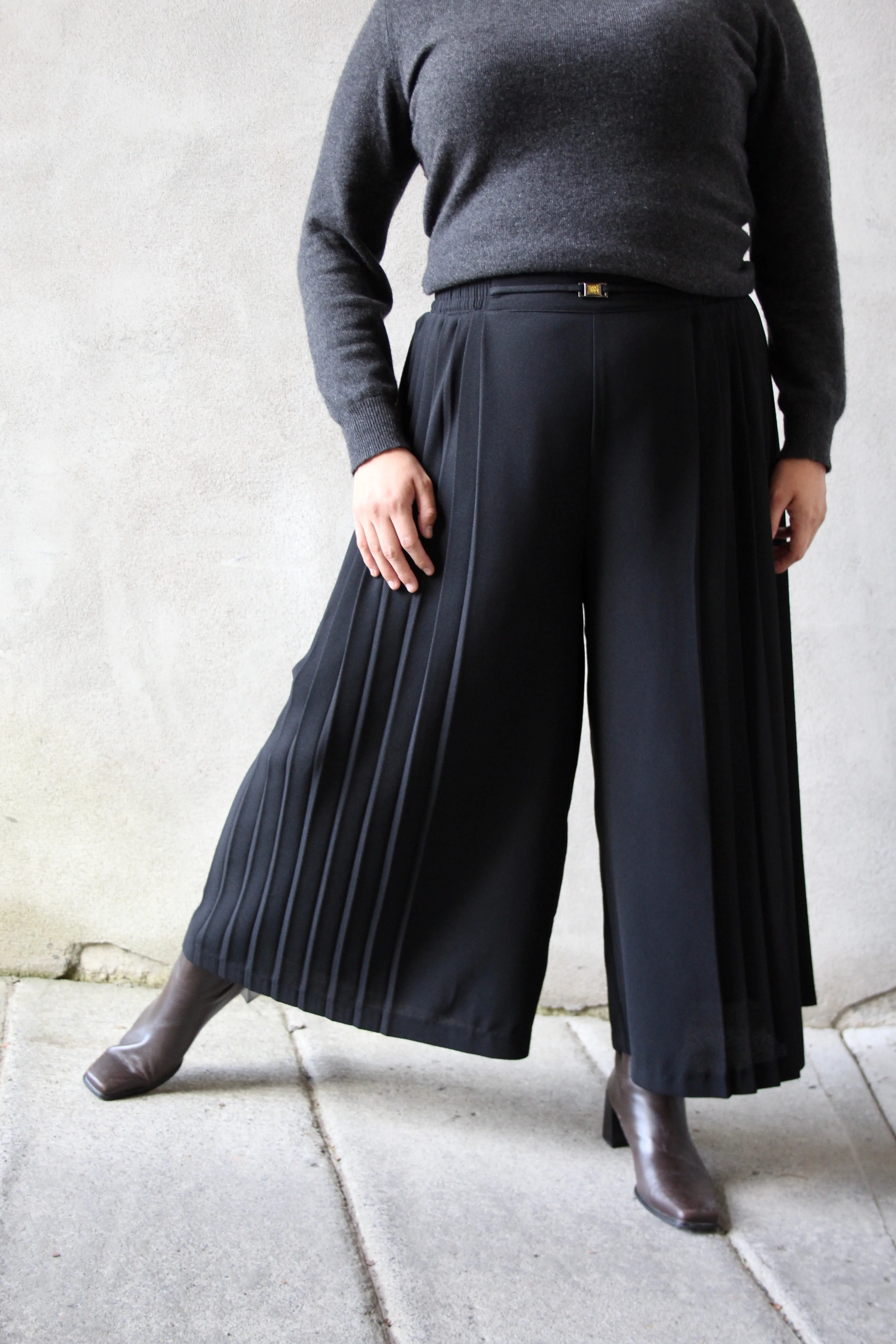 90s Black Pleated Culottes 30-37"